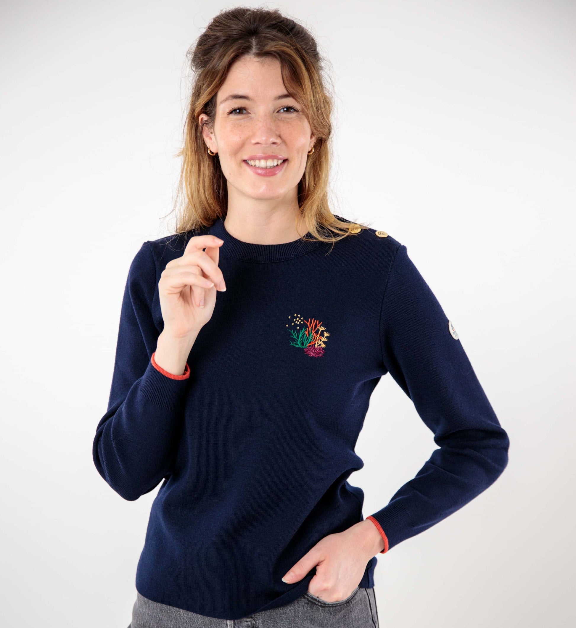Pull avec broderie coraux