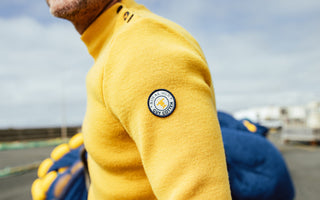 Homme portant un pull marin uni jaune de la collection Royal Mer x Guy Cotten.