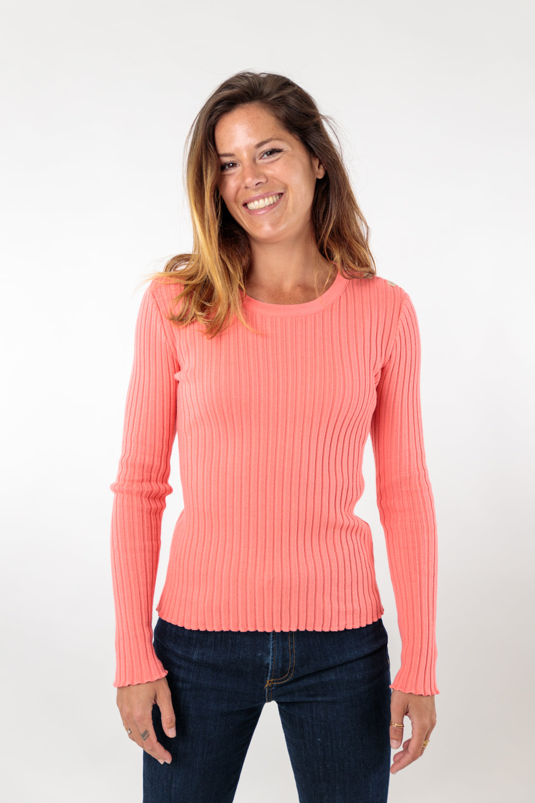 Round neck sweater with wavy finish