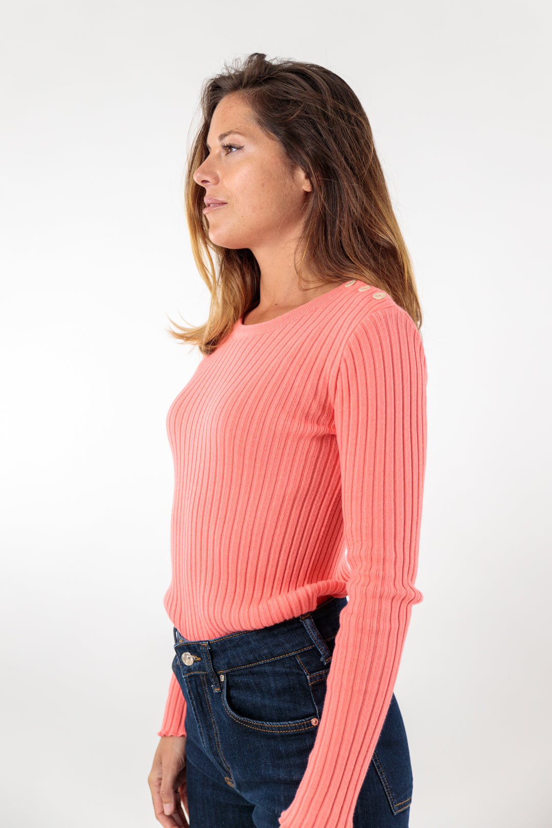 Round neck sweater with wavy finish