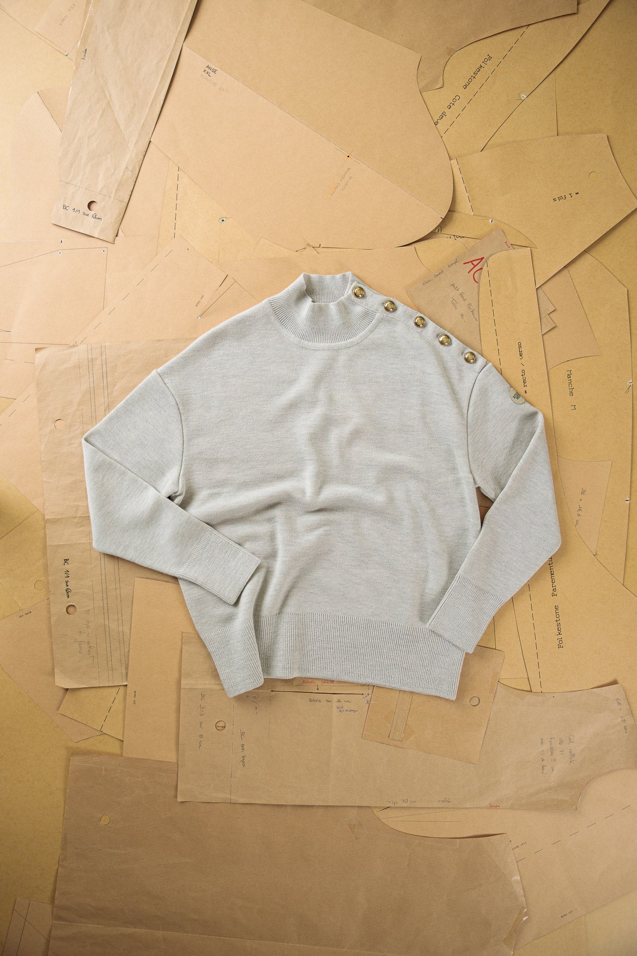 WIDE HIGH COLLAR SWEATER