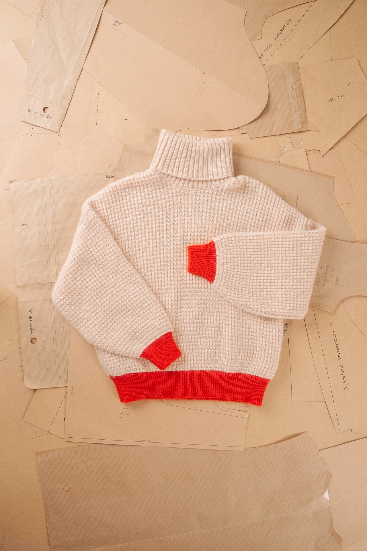 LOOSE VOLUME TURTLENECK SWEATER