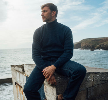 COMFORTABLE VOLUME TURTLENECK SWEATER