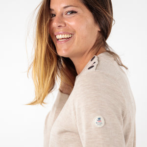 Plain sailor sweater with matte button