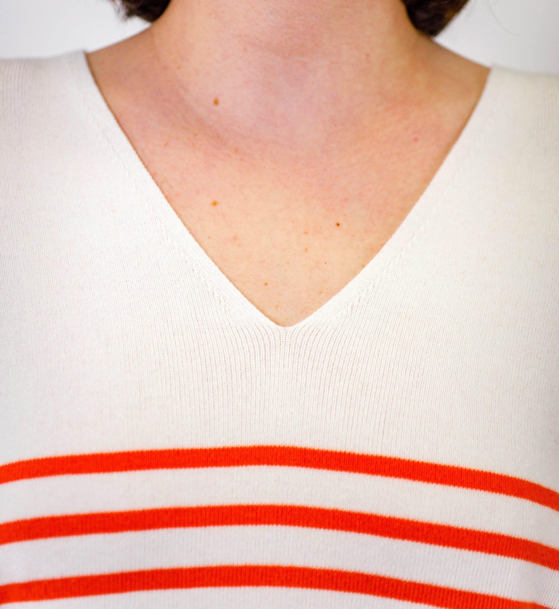 Pull rayé bicolore encolure v
