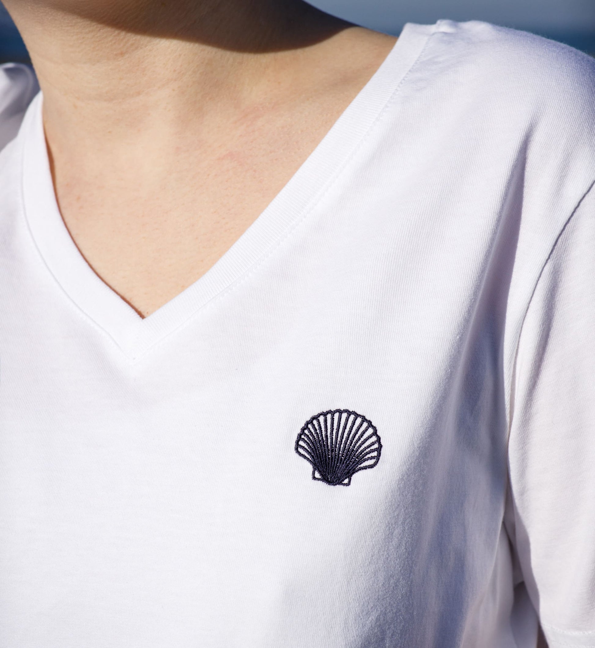Short-sleeved v-neck t-shirt in organic cotton